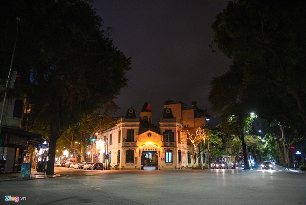 Phố phường ở TP.HCM và Hà Nội vắng vẻ sau 19h-18