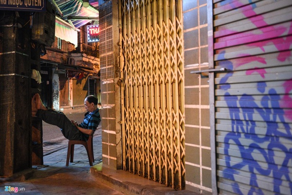 Phố phường ở TP.HCM và Hà Nội vắng vẻ sau 19h-19