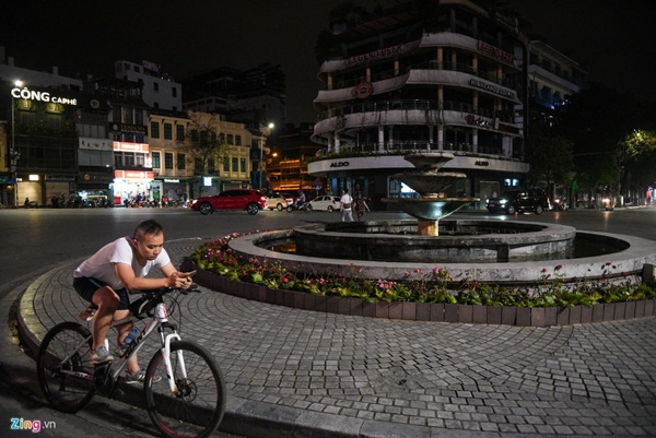 Phố phường ở TP.HCM và Hà Nội vắng vẻ sau 19h-20