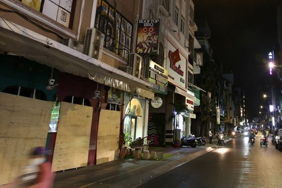Phố phường ở TP.HCM và Hà Nội vắng vẻ sau 19h