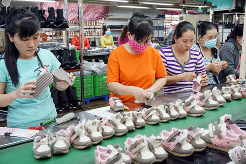 Tạm ngừng công việc do Covid-19 vẫn được nhận mức lương tối thiểu-1