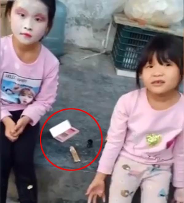 2 cô bé tự trang điểm sương sương cho nhau để đi chơi, thành quả khiến dân mạng cười ngất vì cứ ngỡ Cương thi xuất hiện-1