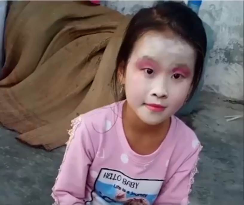 2 cô bé tự trang điểm sương sương cho nhau để đi chơi, thành quả khiến dân mạng cười ngất vì cứ ngỡ Cương thi xuất hiện-2