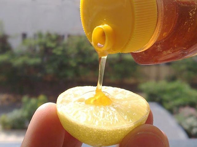 Học Hoa hậu H’Hen Niê trị mụn đầu đen và se khít lỗ chân lông chỉ bằng 1 quả chanh-5