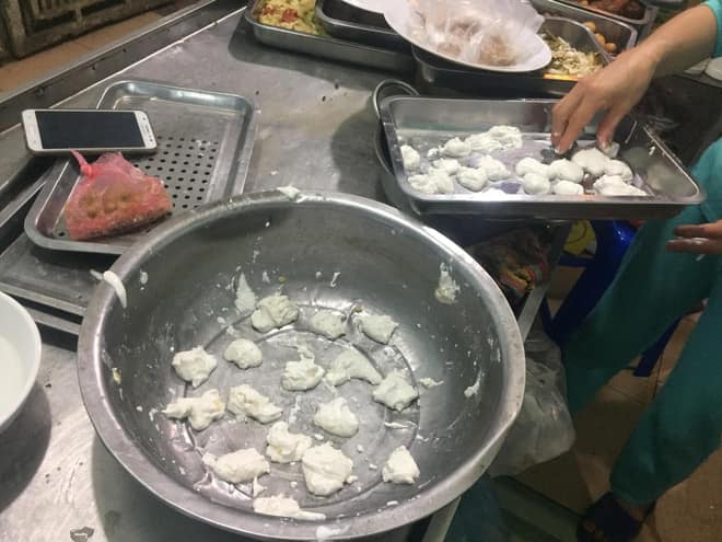 Con giúp bố mẹ làm bánh trôi nước, nhìn thành quả tan nát khiến ai cũng cười nghiêng ngả-6