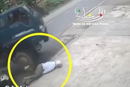 Ôtô tải cán người đi xe máy khi quay đầu