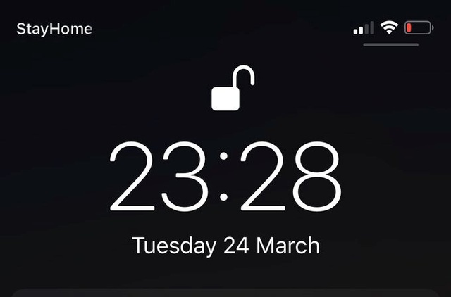 Người dùng nhận được thông điệp Stay Home trên điện thoại iPhone-5