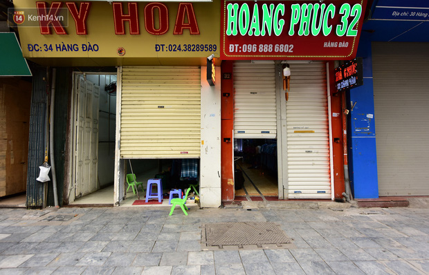 Khung cảnh khác lạ của Hà Nội thời dịch Covid-19: Những cánh cửa im phăng phắc, người dân trùm kín tập thể dục bên hồ Gươm-2