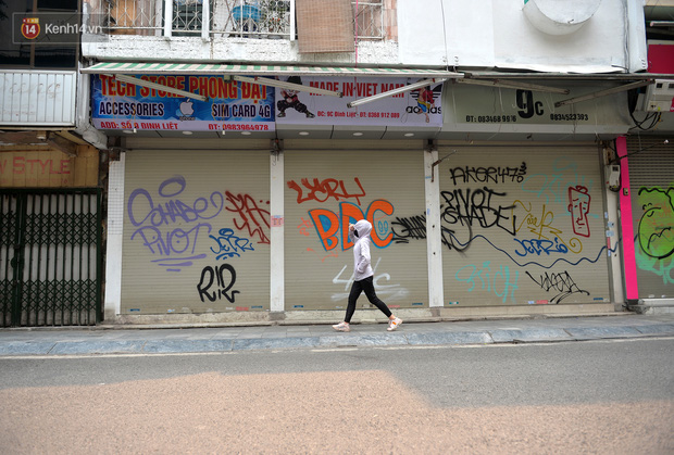 Khung cảnh khác lạ của Hà Nội thời dịch Covid-19: Những cánh cửa im phăng phắc, người dân trùm kín tập thể dục bên hồ Gươm-3