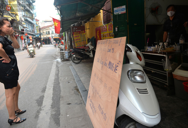 Khung cảnh khác lạ của Hà Nội thời dịch Covid-19: Những cánh cửa im phăng phắc, người dân trùm kín tập thể dục bên hồ Gươm-5