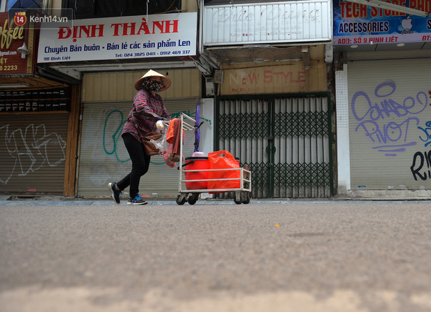 Khung cảnh khác lạ của Hà Nội thời dịch Covid-19: Những cánh cửa im phăng phắc, người dân trùm kín tập thể dục bên hồ Gươm-6