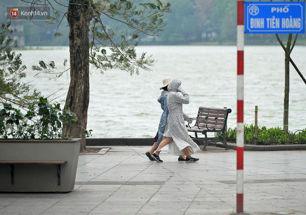 Khung cảnh khác lạ của Hà Nội thời dịch Covid-19: Những cánh cửa im phăng phắc, người dân trùm kín tập thể dục bên hồ Gươm-8