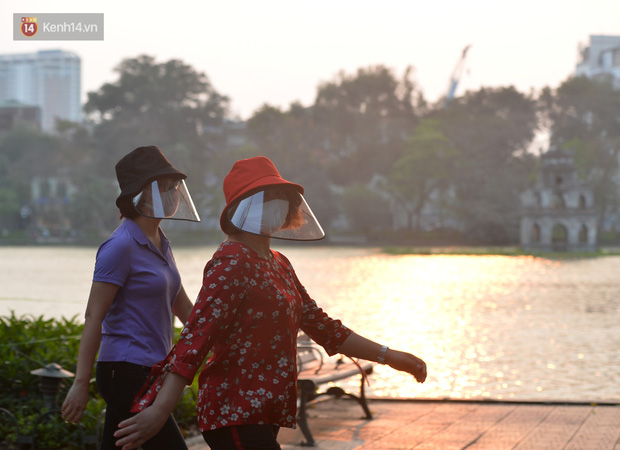 Khung cảnh khác lạ của Hà Nội thời dịch Covid-19: Những cánh cửa im phăng phắc, người dân trùm kín tập thể dục bên hồ Gươm-9