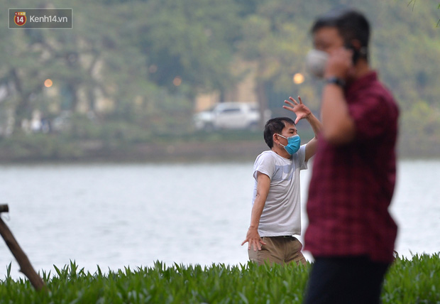 Khung cảnh khác lạ của Hà Nội thời dịch Covid-19: Những cánh cửa im phăng phắc, người dân trùm kín tập thể dục bên hồ Gươm-10