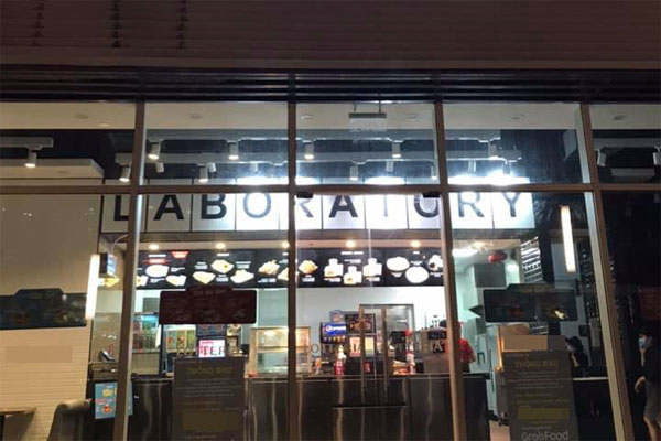 Có lòng tốt cho vị khách nữ ngồi miễn phí 1 ghế của mình, nhưng hành động sau đó của người khách này khiến cô gái vô cùng hốt hoảng-3