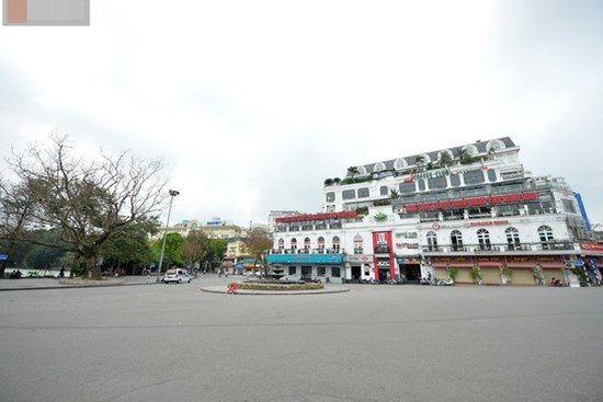 Khung cảnh khác lạ của Hà Nội thời dịch Covid-19: Những cánh cửa im phăng phắc, người dân trùm kín tập thể dục bên hồ Gươm