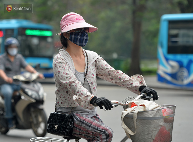 Khung cảnh khác lạ của Hà Nội thời dịch Covid-19: Những cánh cửa im phăng phắc, người dân trùm kín tập thể dục bên hồ Gươm-11