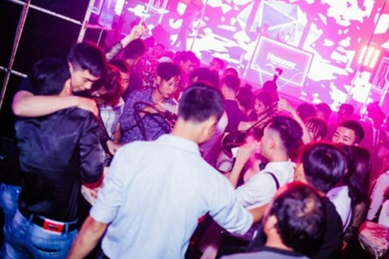 Dịch đang diễn ra nhưng quán bar vẫn mở cho hàng chục khách vào