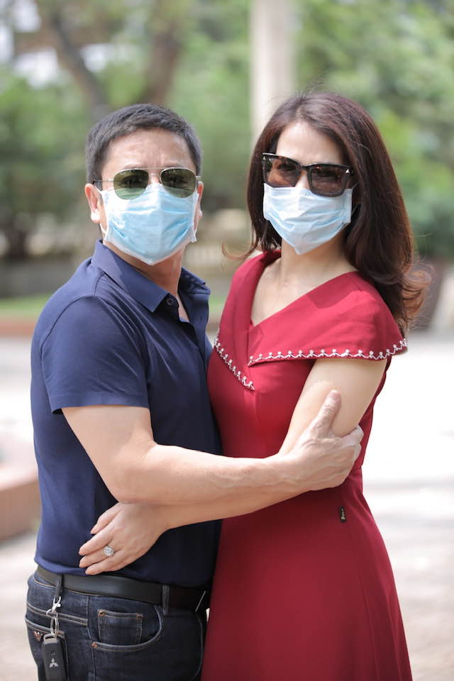 NSƯT Chí Trung khoe ảnh bịt khẩu trang đi bộ tình tứ cùng bạn gái kém tuổi-1