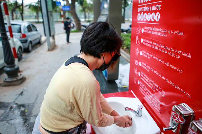 Người dân thích thú trải nghiệm trạm rửa tay dã chiến trong mùa Covid-19-6