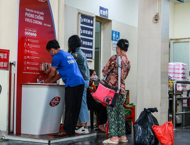 Người dân thích thú trải nghiệm trạm rửa tay dã chiến trong mùa Covid-19-9