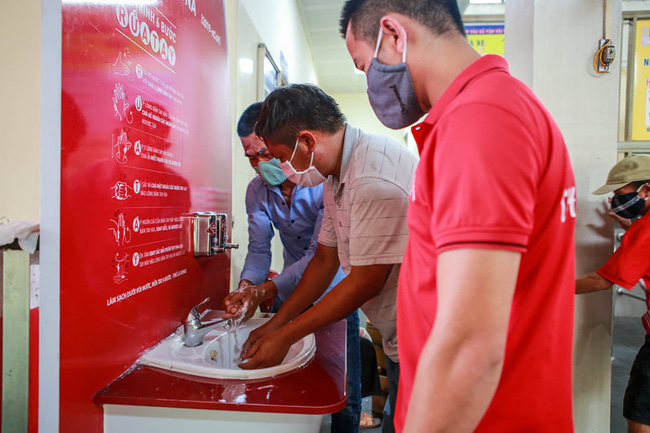 Người dân thích thú trải nghiệm trạm rửa tay dã chiến trong mùa Covid-19-10