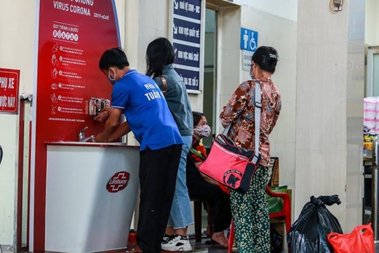 Người dân thích thú trải nghiệm trạm rửa tay dã chiến trong mùa Covid-19