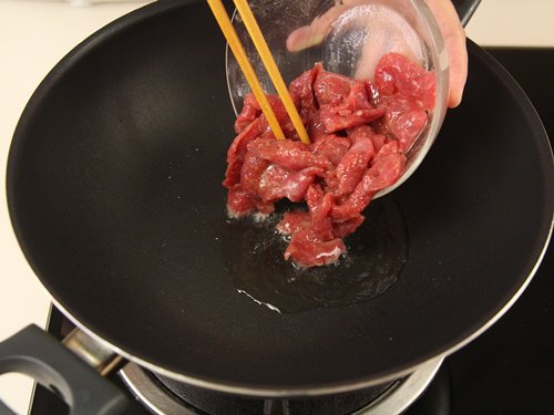 Xào thịt bò nên để dầu nóng hay lạnh, nhiều người làm sai bảo sao thịt dai lại dính chảo-3