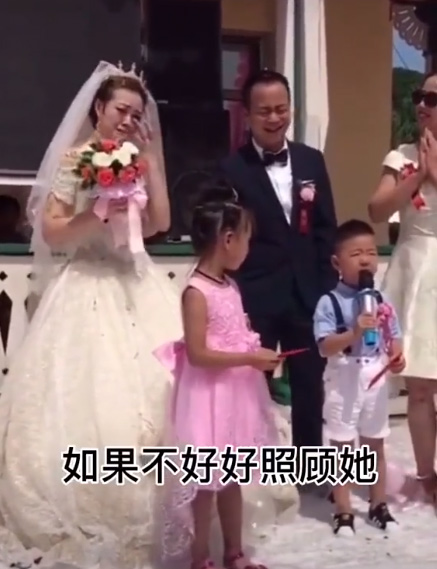 Cháu trai 4 tuổi dằn mặt chú rể trong đám cưới của dì khiến cả hội trường cười lăn lộn vì quá ngộ nghĩnh và già đời-2