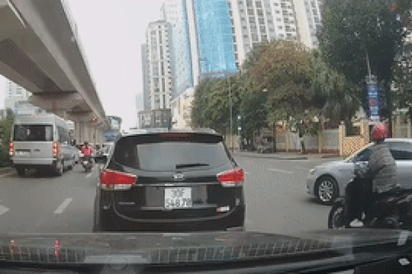 Xe máy phóng nhanh không quan sát đâm vào hai ôtô