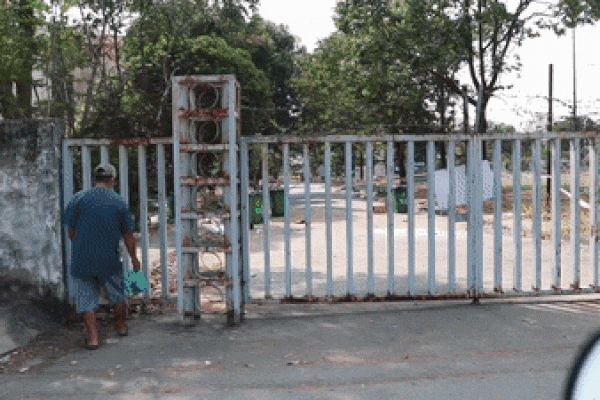 Lén đưa đồ tiếp tế vào khu cách ly dù có lệnh cấm