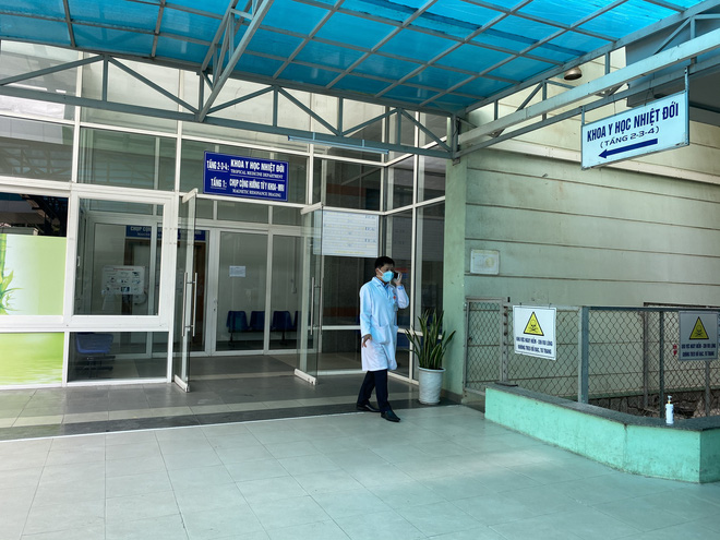 Giám đốc Sở Y tế bật khóc, bác sĩ điều trị hứa sẽ tiếp tục chiến đấu ngày 3 bệnh nhân Covid-19 ra viện-1