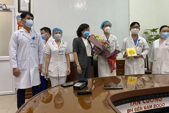 Giám đốc Sở Y tế bật khóc, bác sĩ điều trị hứa sẽ tiếp tục chiến đấu ngày 3 bệnh nhân Covid-19 ra viện