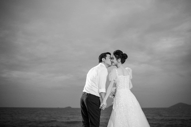 Sau 1 năm, Trường Giang - Nhã Phương cuối cùng đã tung trọn bộ ảnh đẹp trong lễ đính hôn bí mật tại bãi biển-5