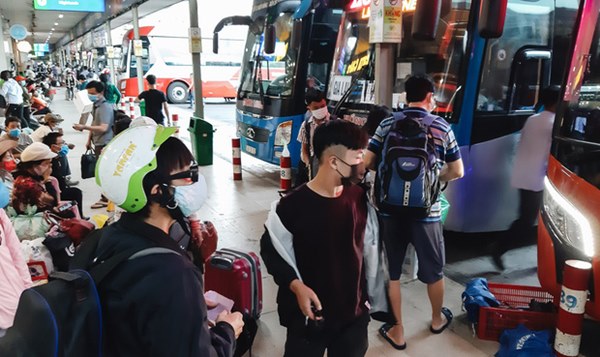 Ảnh: Người dân ùn ùn đổ ra bến xe Miền Đông, rời Sài Gòn về quê trước giờ áp dụng biện pháp hạn chế di chuyển để tránh dịch-7