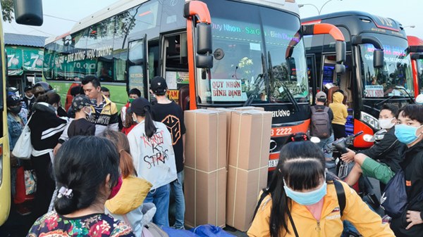 Ảnh: Người dân ùn ùn đổ ra bến xe Miền Đông, rời Sài Gòn về quê trước giờ áp dụng biện pháp hạn chế di chuyển để tránh dịch-10