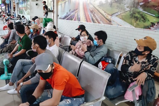 Ảnh: Người dân ùn ùn đổ ra bến xe Miền Đông, rời Sài Gòn về quê trước giờ áp dụng biện pháp hạn chế di chuyển để tránh dịch