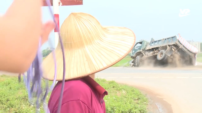 Hy hữu trên sóng Thời sự: Đang phỏng vấn người dân tại điểm đen giao thông, phóng viên đài truyền hình hốt hoảng chứng kiến trực tiếp vụ tai nạn nghiêm trọng-2