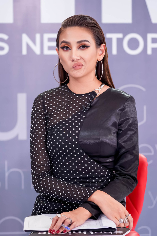 Ai nói đi cách ly khổ? Võ Hoàng Yến sáng dạy catwalk, tối đi hóng hớt người ta tỏ tình mà hào hứng đến mức này cơ mà!-1