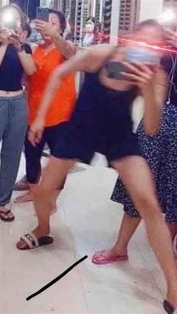 Ai nói đi cách ly khổ? Võ Hoàng Yến sáng dạy catwalk, tối đi hóng hớt người ta tỏ tình mà hào hứng đến mức này cơ mà!-4