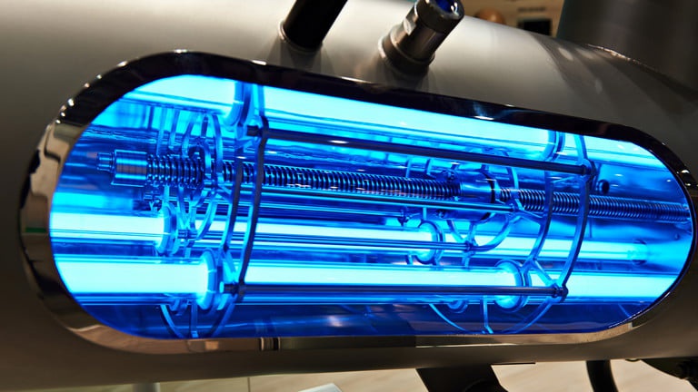 Đèn chiếu tia UV có diệt được virus corona không?-1