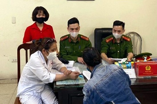 Hà Nội: Một trường hợp đầu tiên bị xử phạt 200 nghìn đồng vì không đeo khẩu trang nơi công cộng