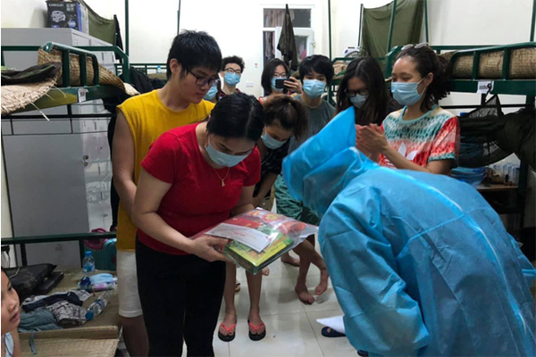 Bất chấp dịch bệnh, 4 bà hàng xóm lập đàn buôn chuyện trên vỉa hè khiến dân tình dở khóc dở cười-5