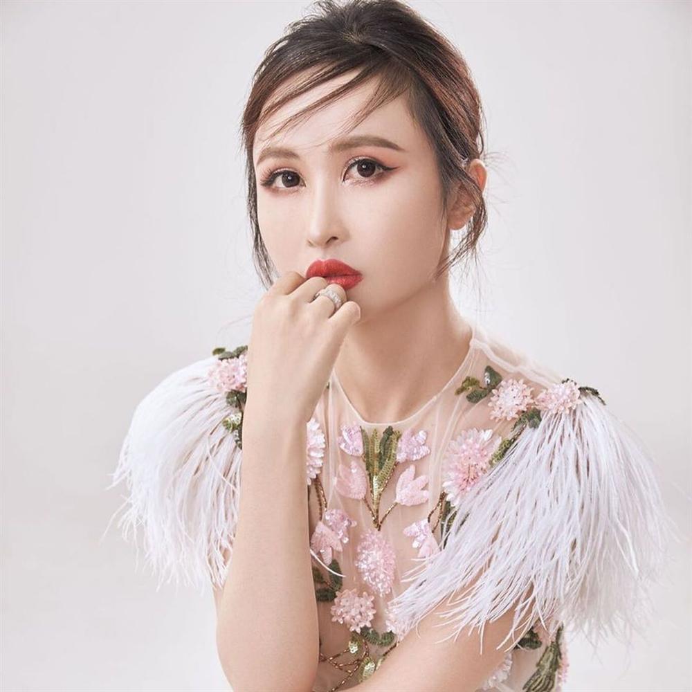 Cosplay Phạm Băng Băng bất thành, Mina Phạm – vợ 2 Minh nhựa còn bị thợ làm tóc hại với mái tóc lá dừa” khó hiểu-3