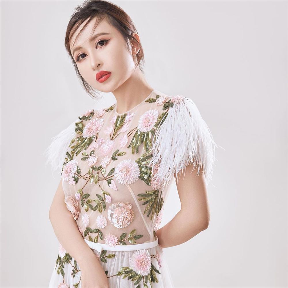 Cosplay Phạm Băng Băng bất thành, Mina Phạm – vợ 2 Minh nhựa còn bị thợ làm tóc hại với mái tóc lá dừa” khó hiểu-4