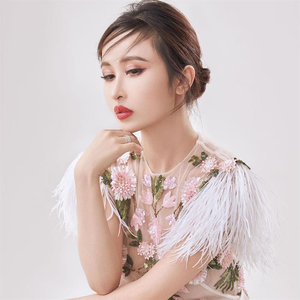 Cosplay Phạm Băng Băng bất thành, Mina Phạm – vợ 2 Minh nhựa còn bị thợ làm tóc hại với mái tóc lá dừa” khó hiểu-5