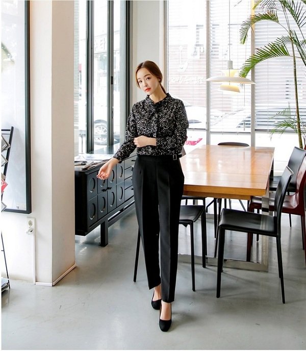 Diện toàn đồ tối giản mà Shark Linh vẫn có thể giấu khéo vóc dáng hậu sinh nở-17