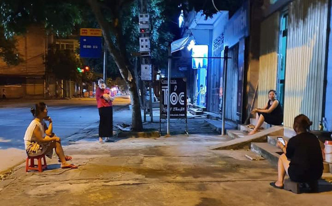 Bất chấp dịch bệnh, 4 bà hàng xóm lập đàn buôn chuyện trên vỉa hè khiến dân tình dở khóc dở cười-1
