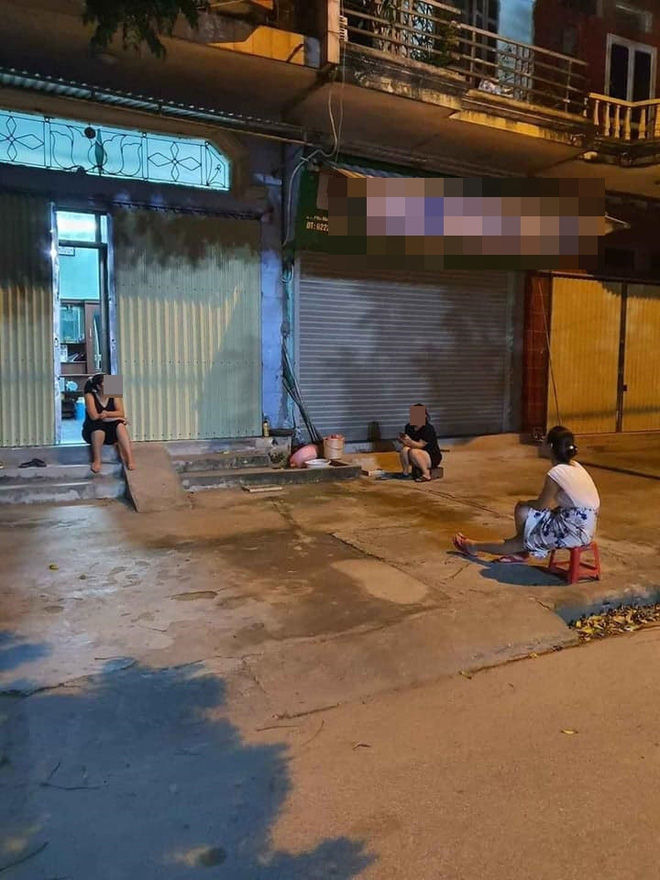 Bất chấp dịch bệnh, 4 bà hàng xóm lập đàn buôn chuyện trên vỉa hè khiến dân tình dở khóc dở cười-2