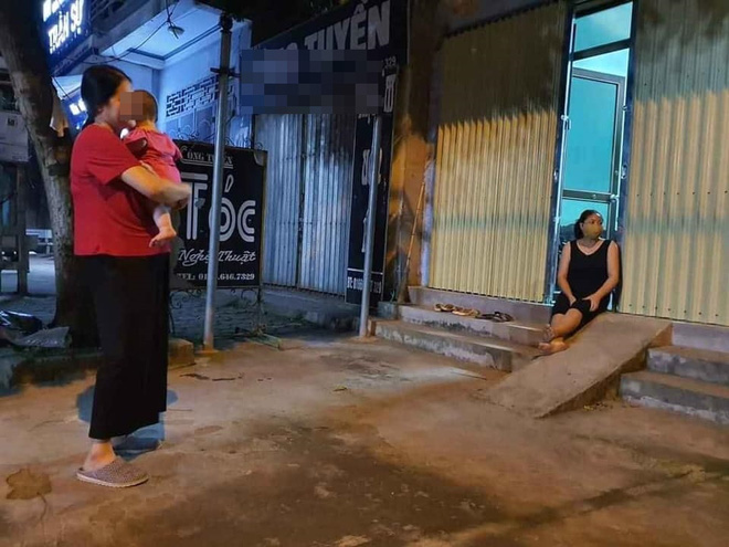 Bất chấp dịch bệnh, 4 bà hàng xóm lập đàn buôn chuyện trên vỉa hè khiến dân tình dở khóc dở cười-3